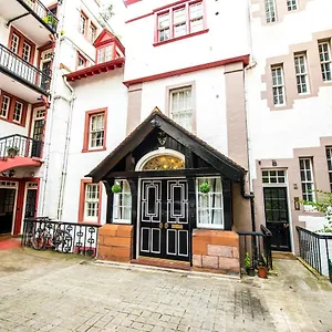 famous-house-1-minute-from-edinburgh-castle.edinburghhotelsuk.org/