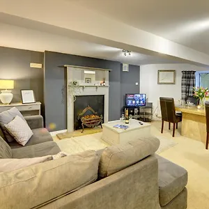 Kist Accommodates - The Little Hideaway Apartment